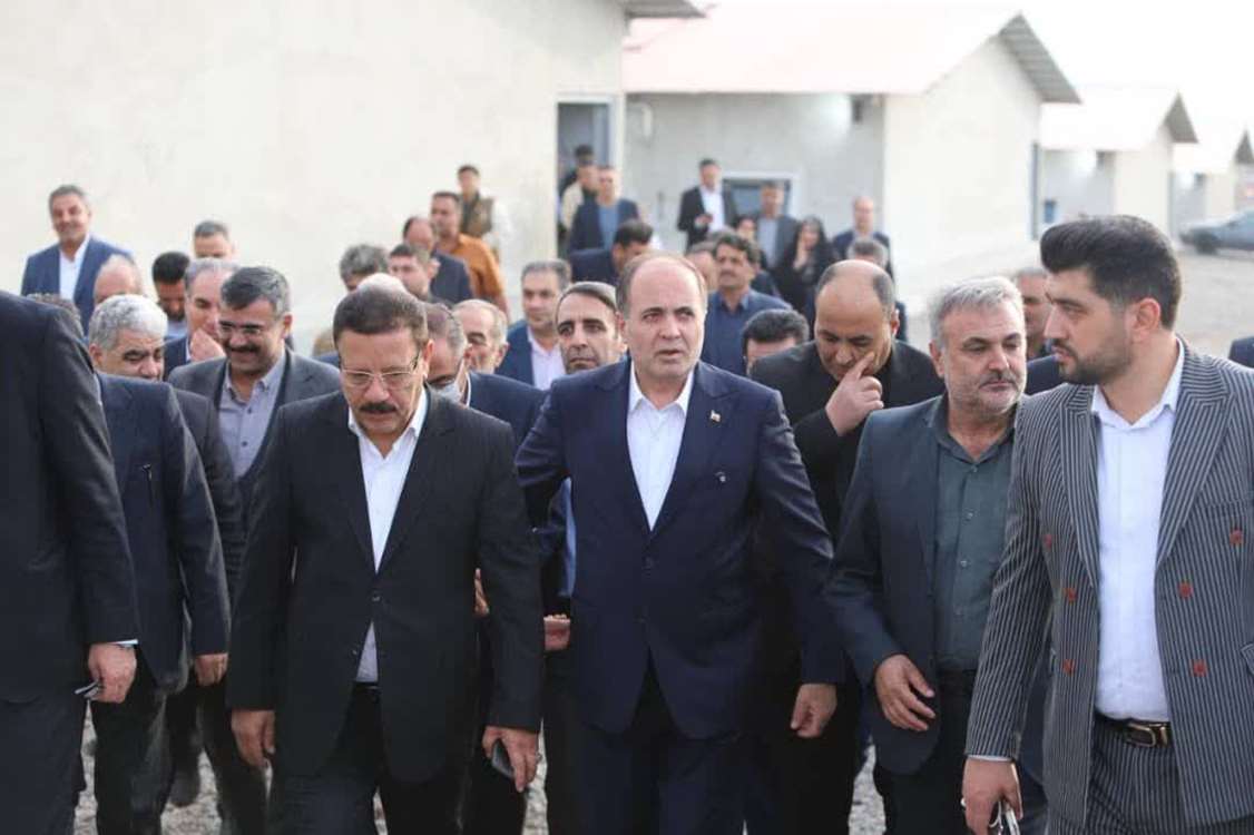 Tarım Bakanı, Heris ilçesindeki 4,6 hektarlık hidroponik sera projesini incelerken. 