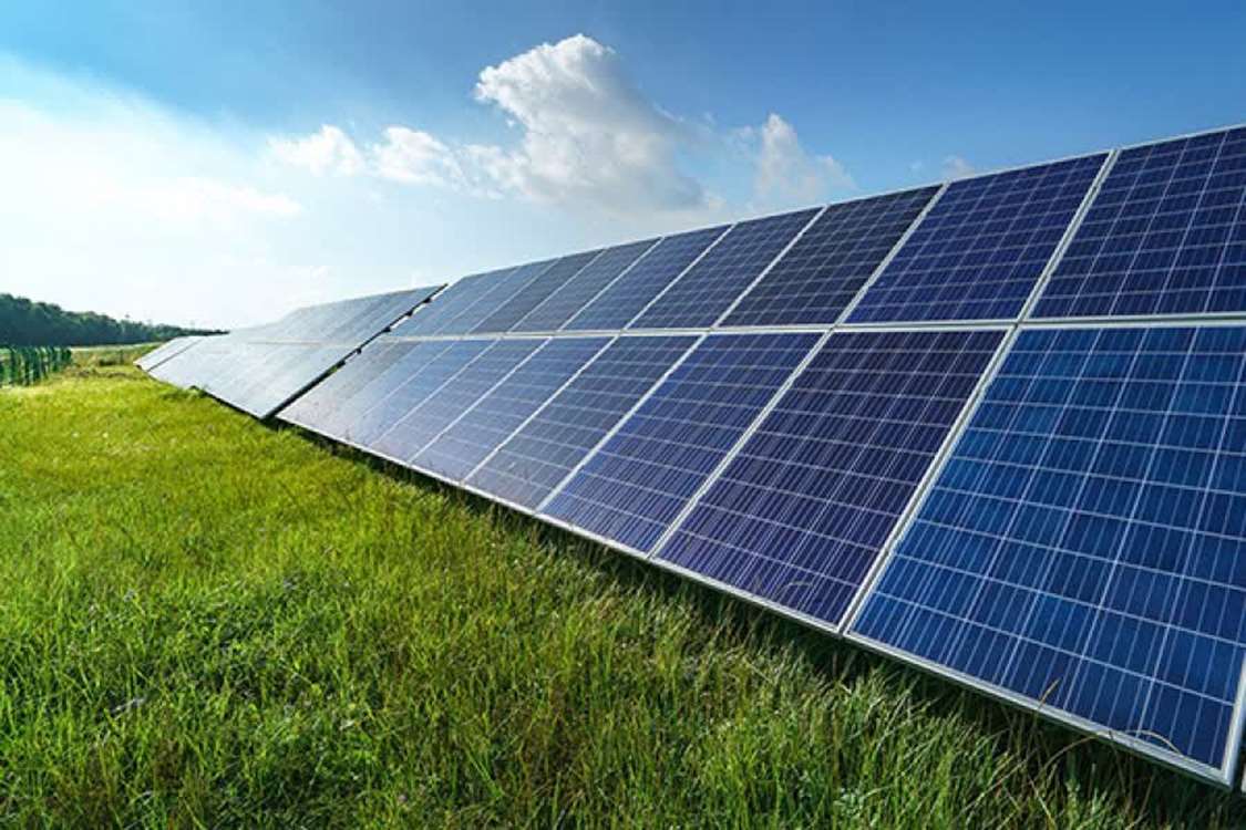 Yezd’de antepfıstığı bahçelerinde kurulan güneş panelleri hem enerji üretiyor hem de tarımsal üretimi destekliyor. 